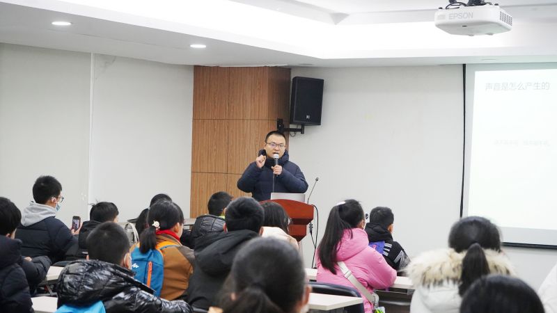 講座中，聲學(xué)專家辜磊與學(xué)生們進(jìn)行互動(dòng)交流